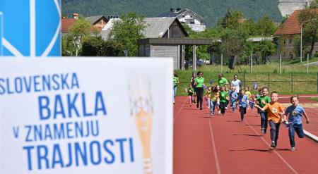 Čez dvesto kamniških otrok in športnikov s ponosom sprejelo in poneslo slovensko baklo (15)